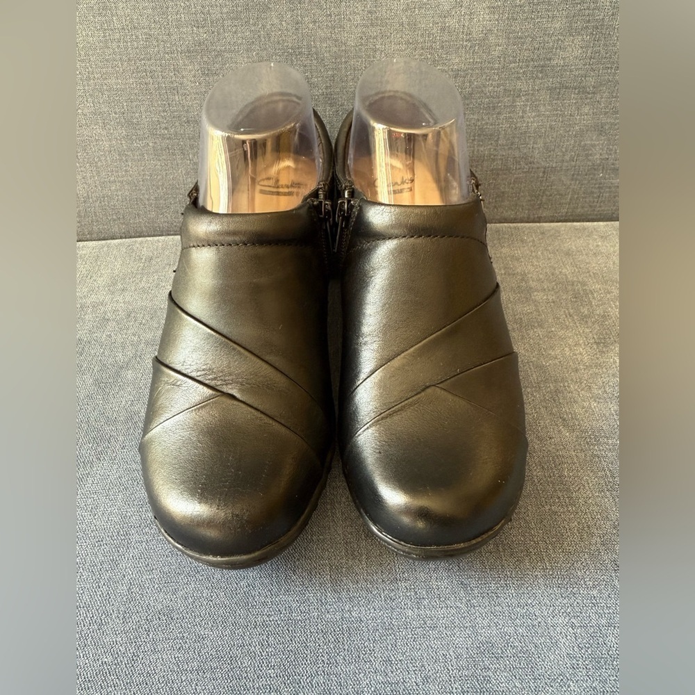 Clarks Womens Channing Ann Slip On Loafer 7M Black Leather Comfort Low Heel - Picture 2 of 7